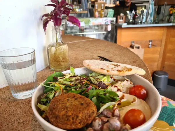 En hälsosam bowl med falafel, hummus, grönsaker och pitabröd. Perfekt som recept mat klimakteriet för en balanserad måltid.