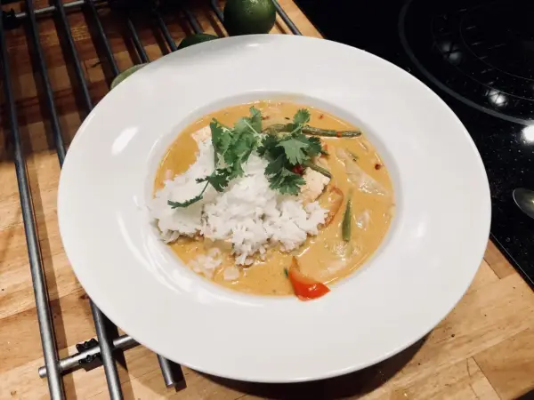 En härlig vegansk thaigryta med ris, gröna bönor, tofu och koriander. En smakrik och mättande måltid.