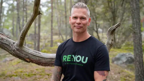 Johannes Cullberg i skogen, klädd i t-shirt med texten "RE:YOU AS NATURE INTENDED".