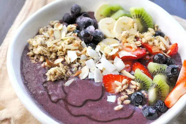 En härlig acai bowl med granola, jordgubbar, blåbär, kiwi och banan. Perfekt för ett snabbt och nyttigt frukost recept.